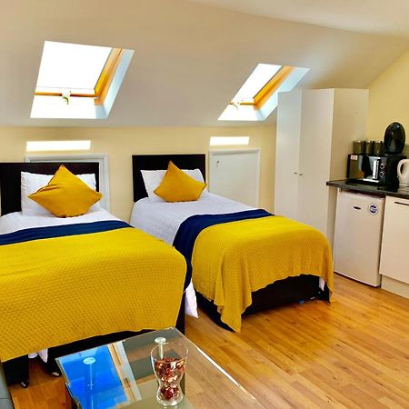 London Studio Apartments, Private Bathroom, Kitchenette, Parking, Np7 Exterior photo