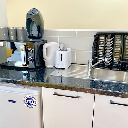 London Studio Apartments, Private Bathroom, Kitchenette, Parking, Np7 Exterior photo