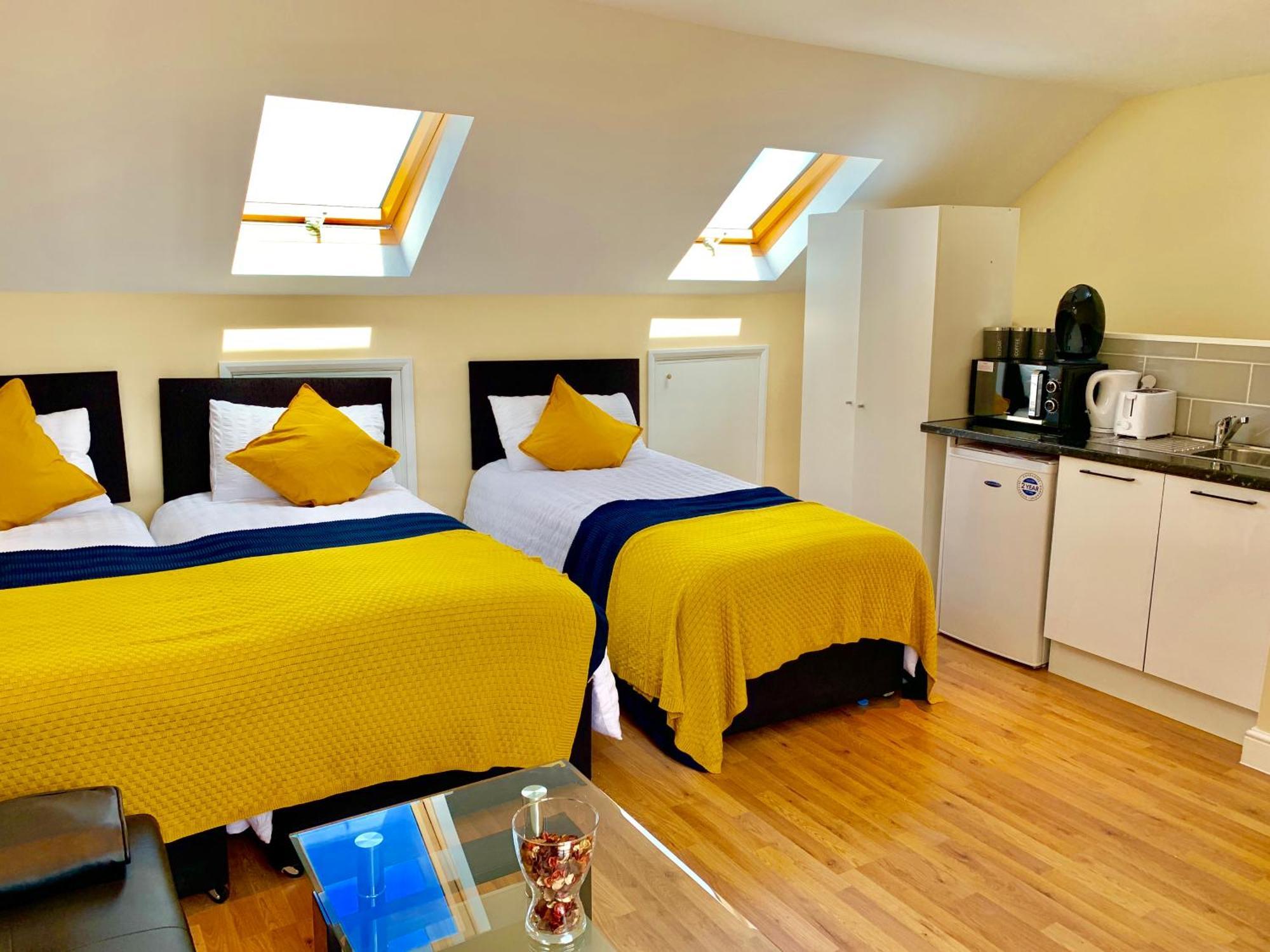 London Studio Apartments, Private Bathroom, Kitchenette, Parking, Np7 Exterior photo