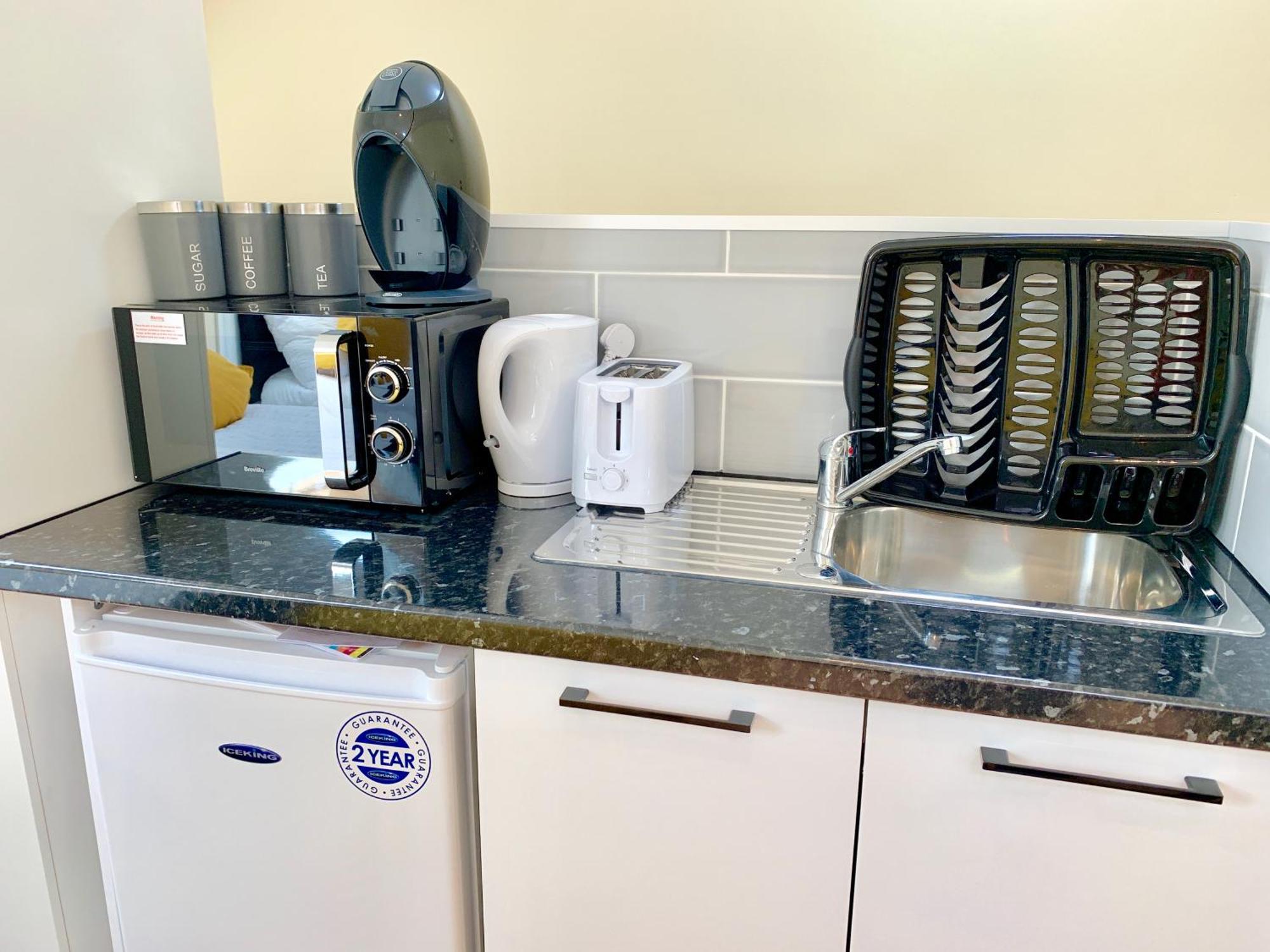 London Studio Apartments, Private Bathroom, Kitchenette, Parking, Np7 Exterior photo