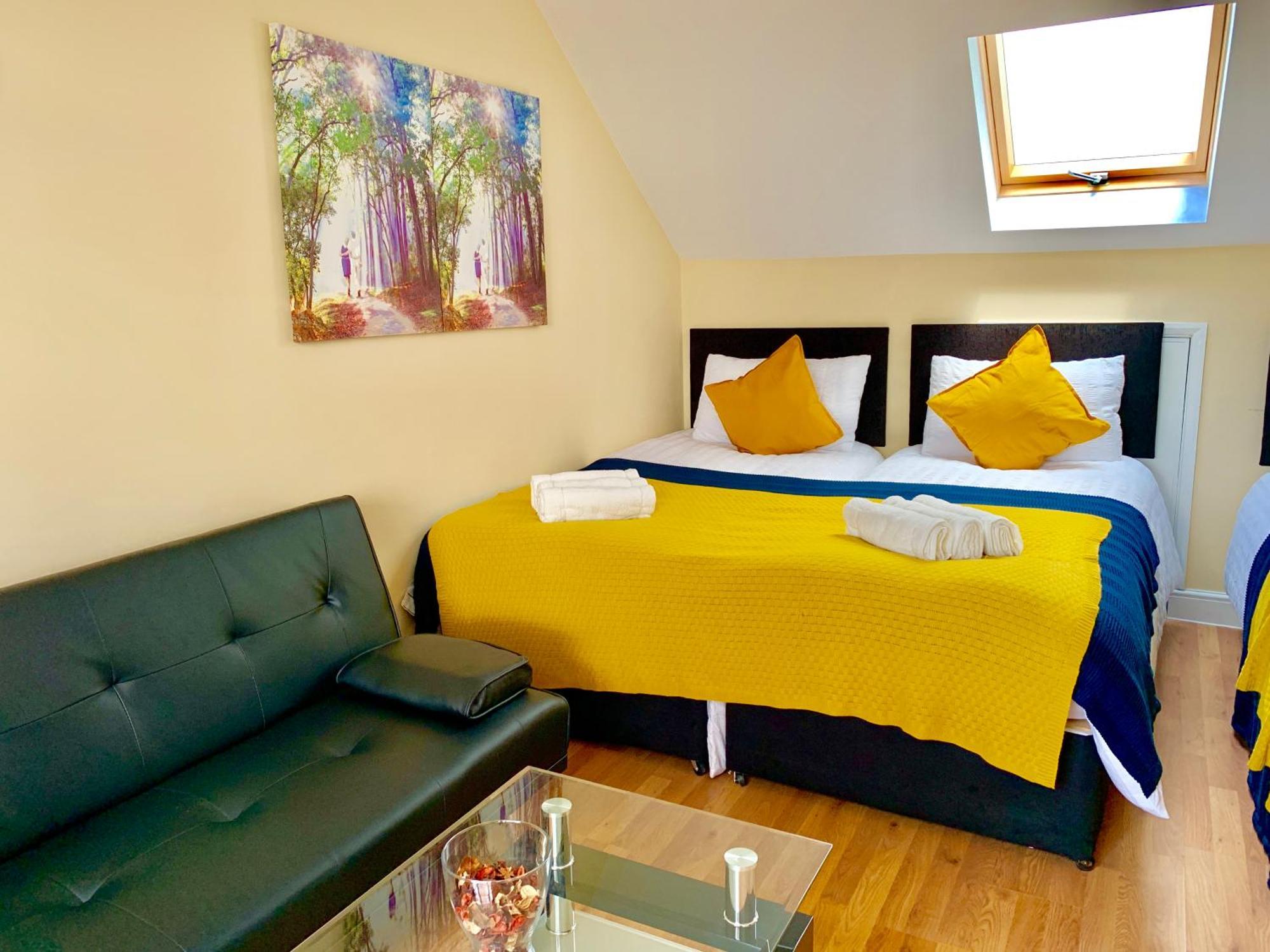 London Studio Apartments, Private Bathroom, Kitchenette, Parking, Np7 Exterior photo