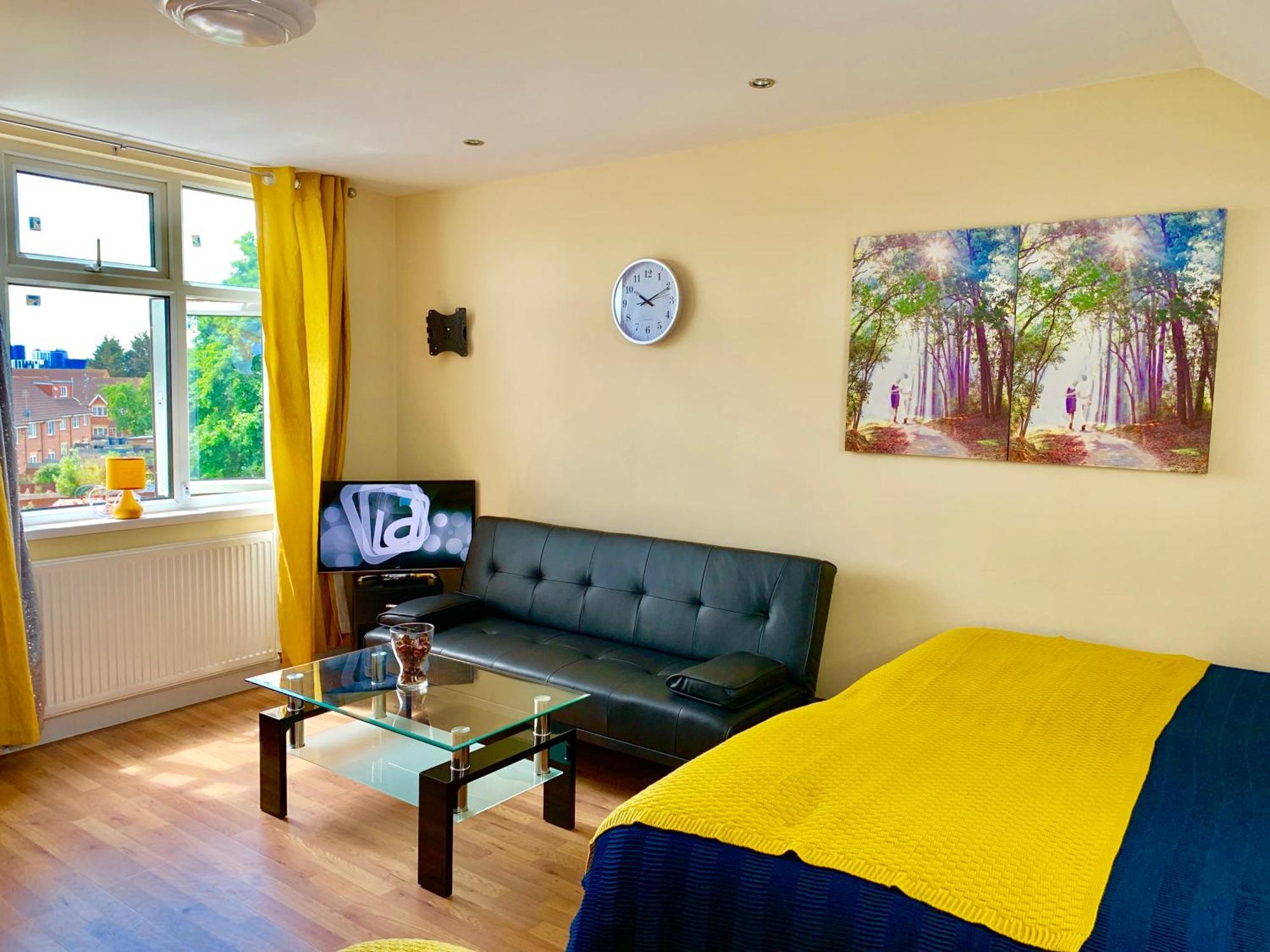 London Studio Apartments, Private Bathroom, Kitchenette, Parking, Np7 Exterior photo