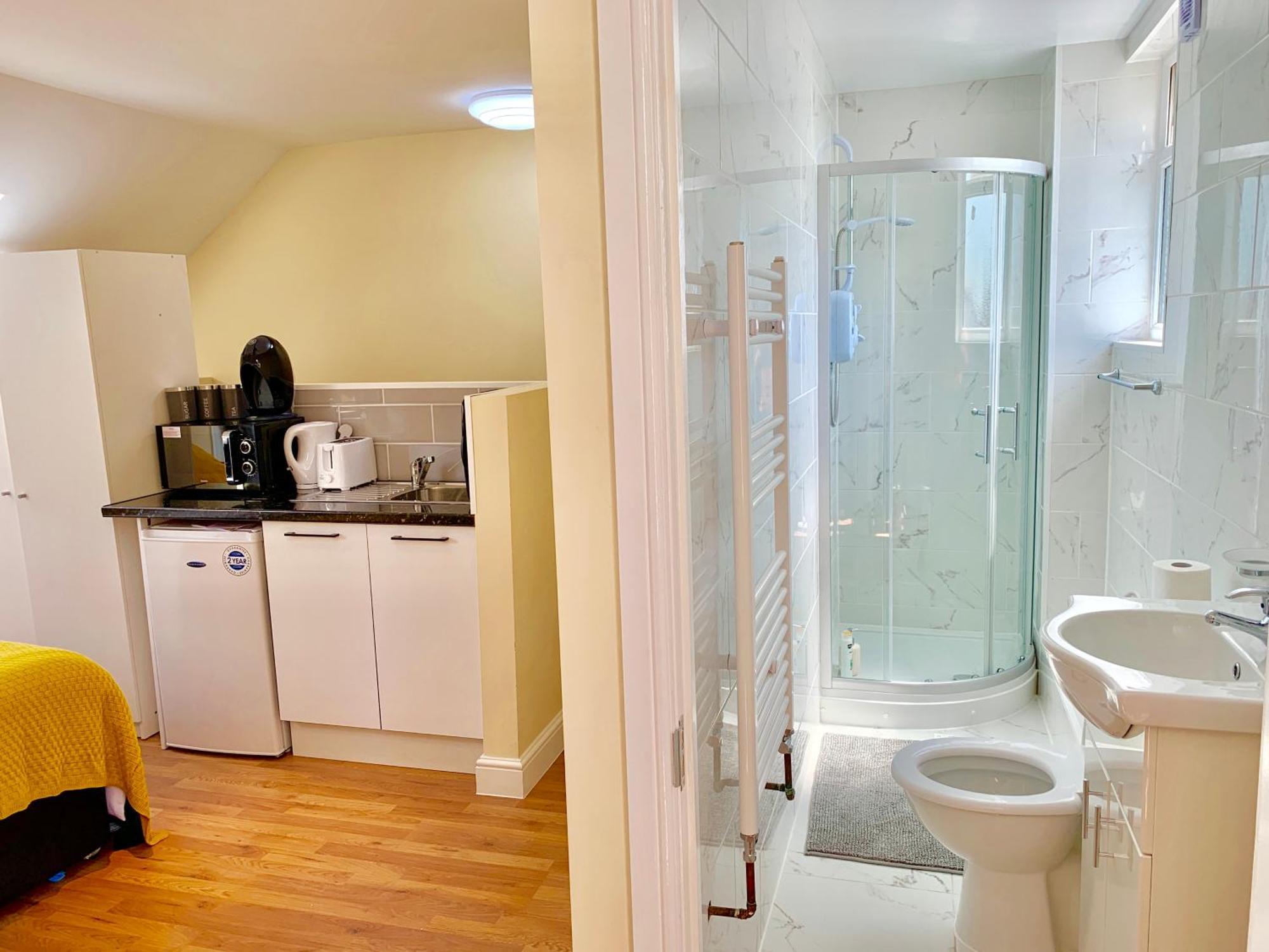 London Studio Apartments, Private Bathroom, Kitchenette, Parking, Np7 Exterior photo