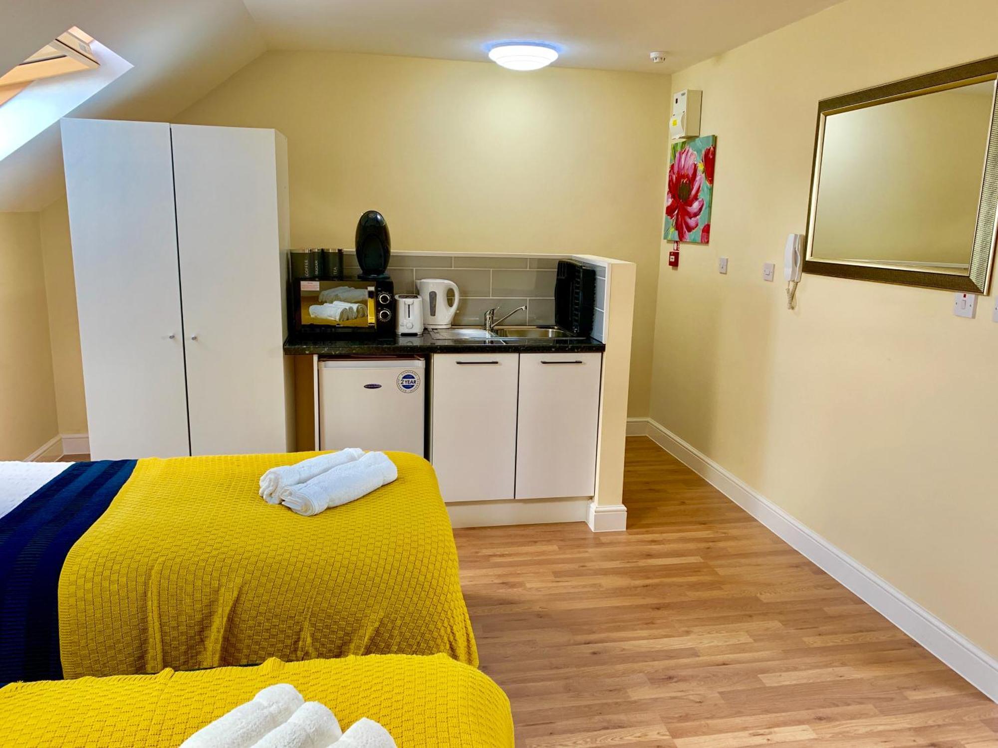 London Studio Apartments, Private Bathroom, Kitchenette, Parking, Np7 Exterior photo