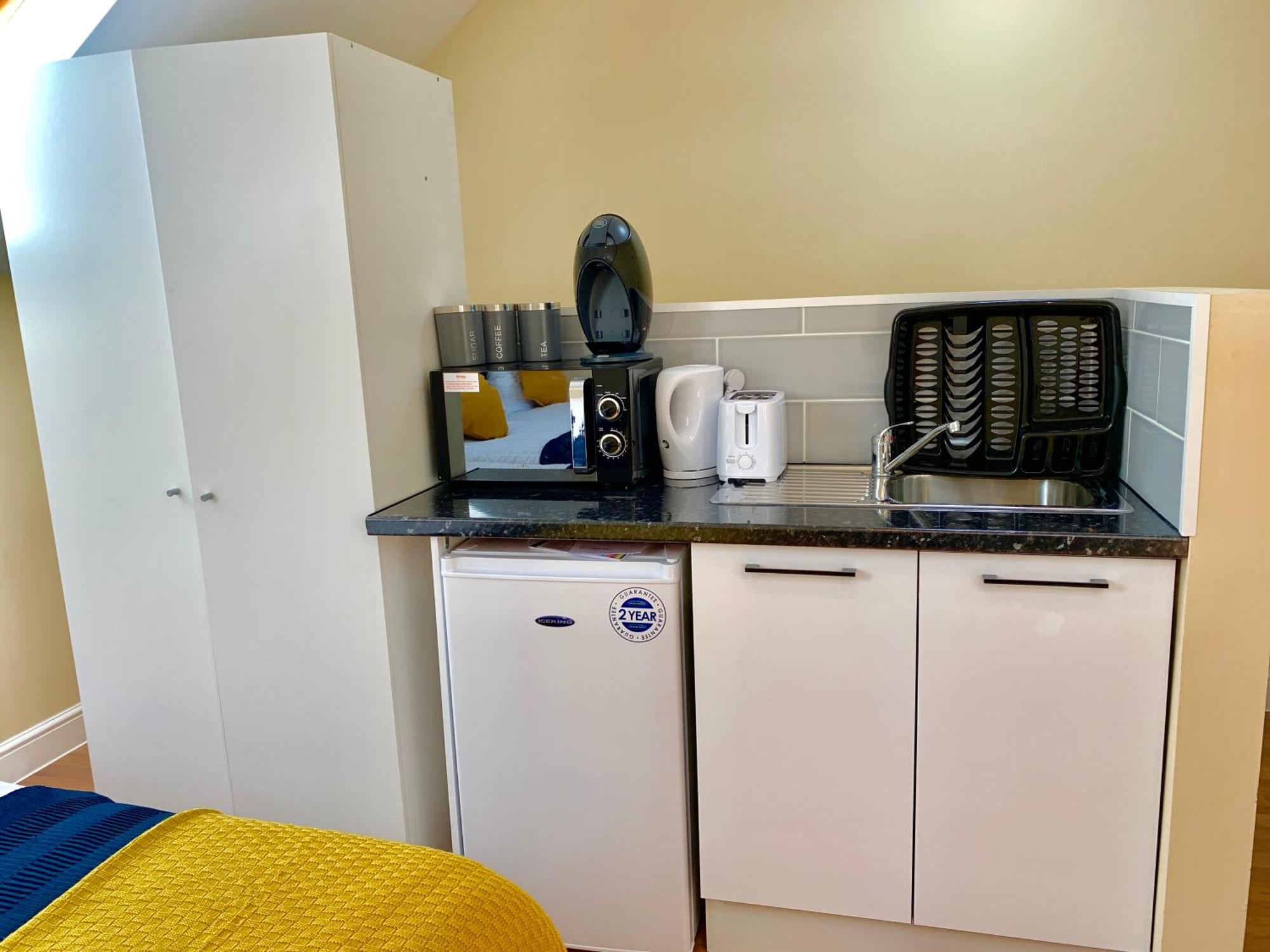 London Studio Apartments, Private Bathroom, Kitchenette, Parking, Np7 Exterior photo
