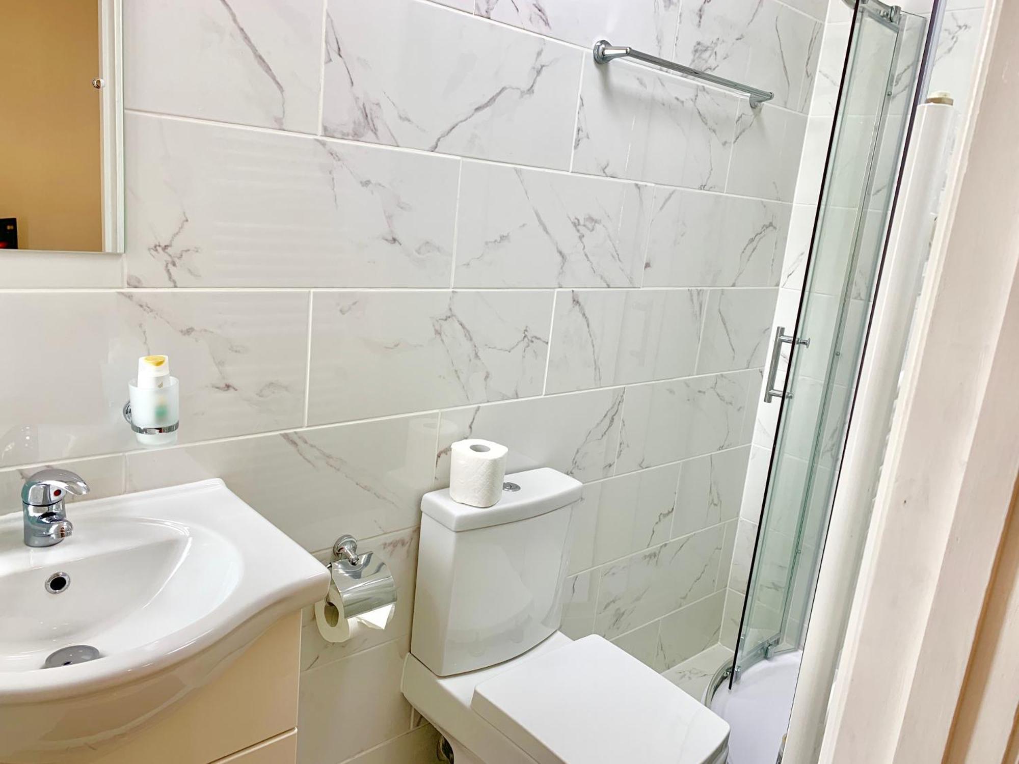 London Studio Apartments, Private Bathroom, Kitchenette, Parking, Np7 Exterior photo