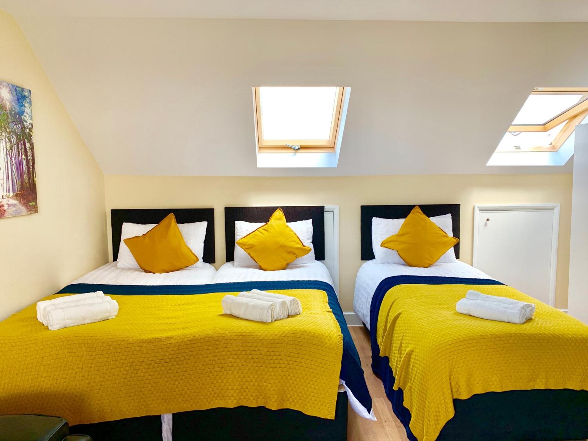 London Studio Apartments, Private Bathroom, Kitchenette, Parking, Np7 Exterior photo