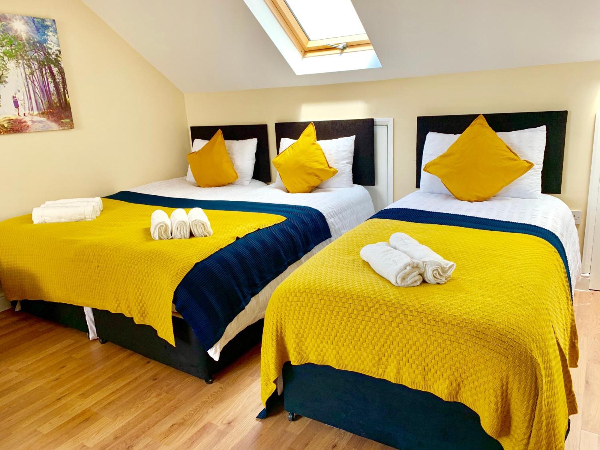 London Studio Apartments, Private Bathroom, Kitchenette, Parking, Np7 Exterior photo
